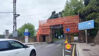 Primeros trabajos de desmontaje del arco de acceso al Hospital Monte Naranco para que puedan pasar los autobuses urbanos eléctricos
