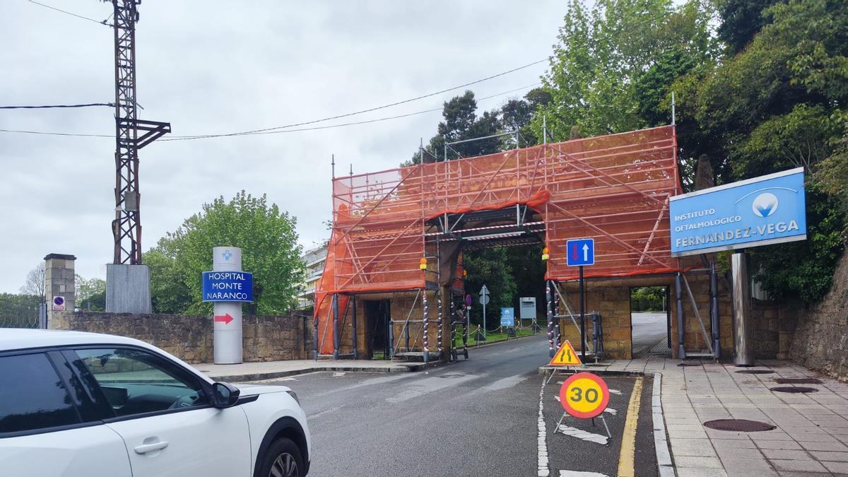 VÍDEO: Arranca la obra de desmontaje parcial del arco del acceso al Hospital Monte Naranco para que puedan pasar los autobuses urbanos eléctricos