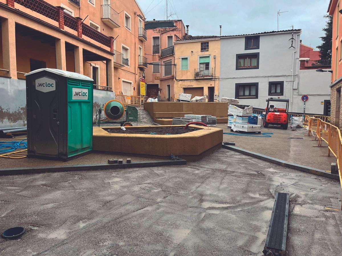 Obres a la plaça Sant Valentí de Navarcles