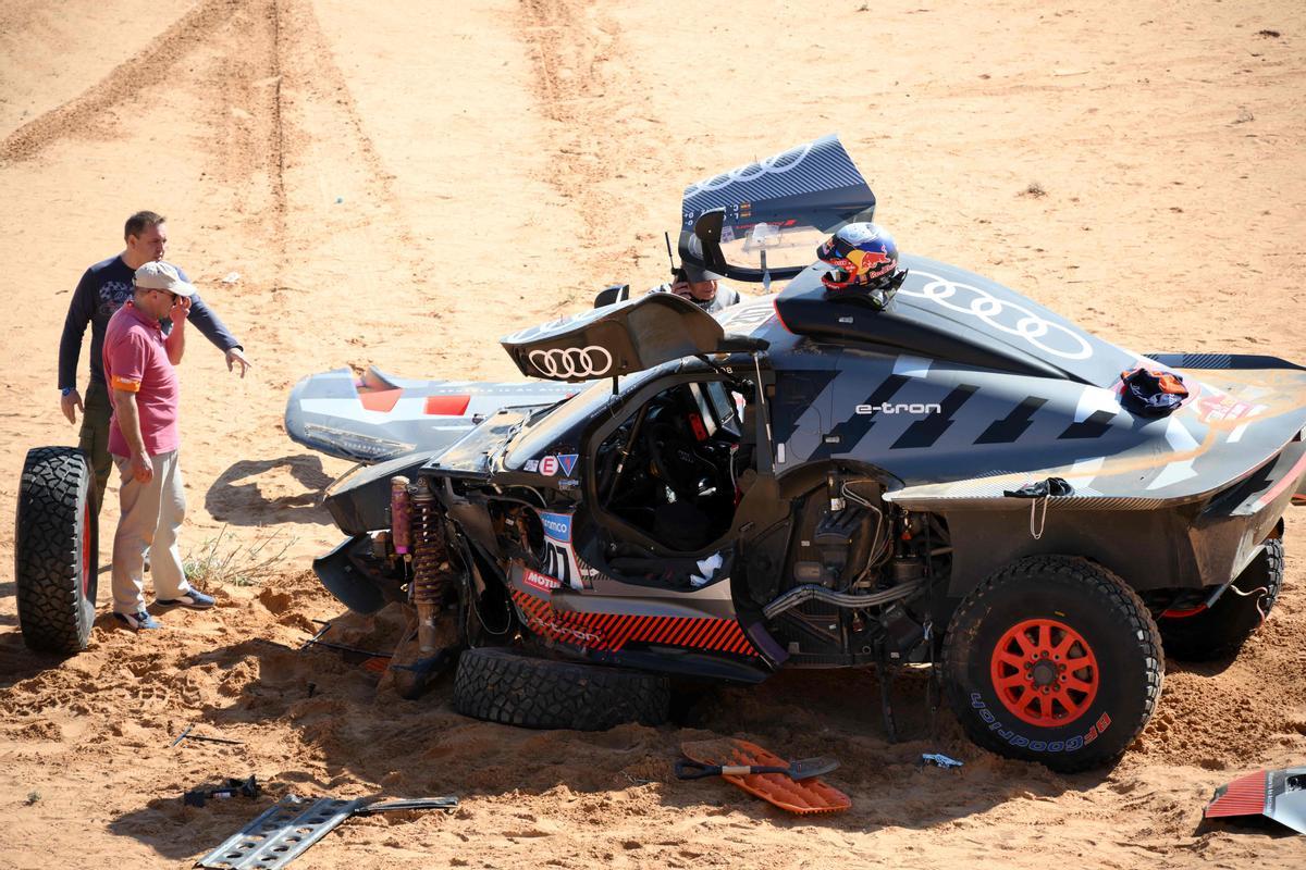Una vista del automóvil conducido por el piloto español Carlos Sainz después de un accidente durante la Etapa 6 del Dakar.