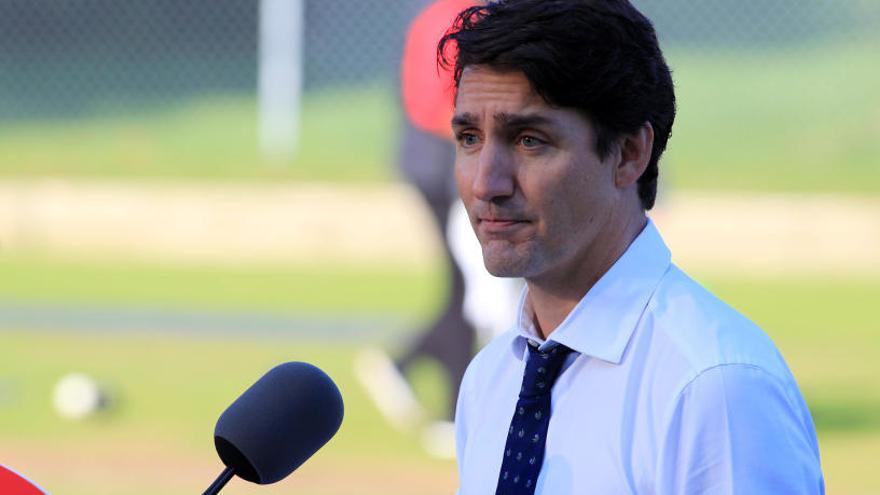 Trudeau pide disculpas por una foto en la que salía disfrazado de negro