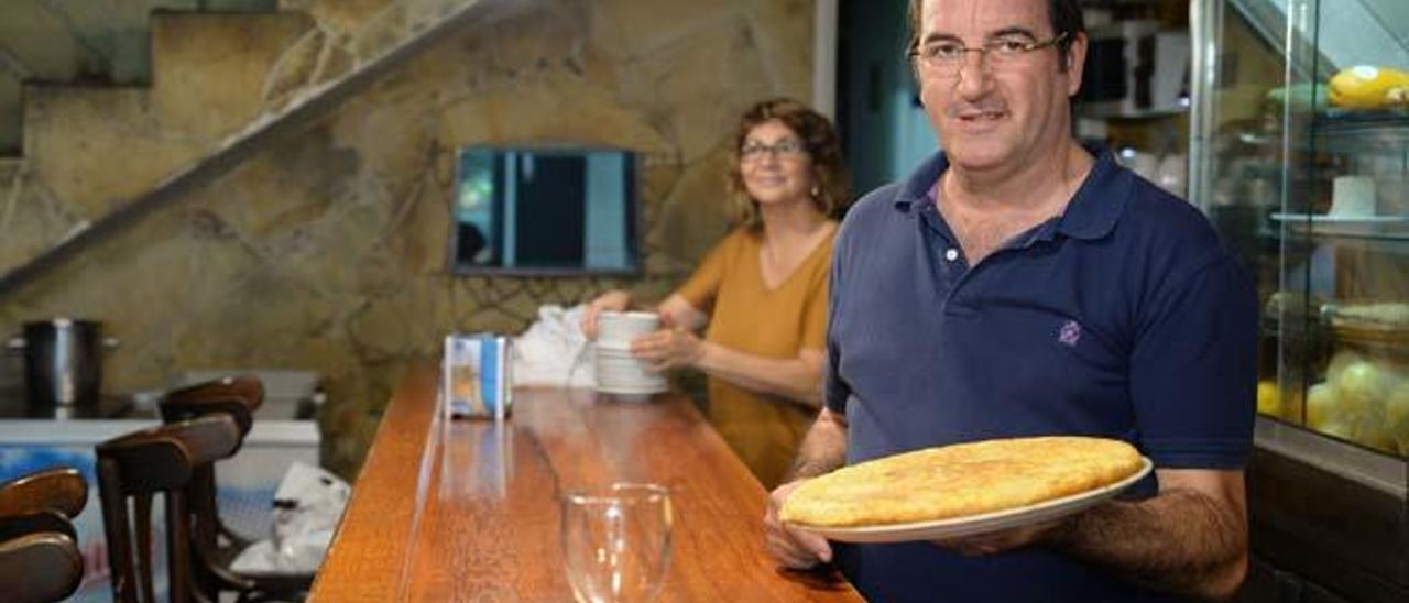 Ramón Berciano, con una tortilla, y Miri Cavero (detrás) en el Midway.