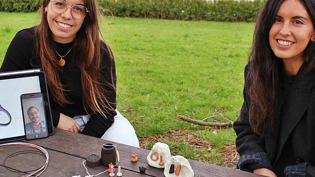 Raquel Suárez, a la izquierda, y Alba González, con Xabi Teixeira en la pantalla del móvil, con su colección.