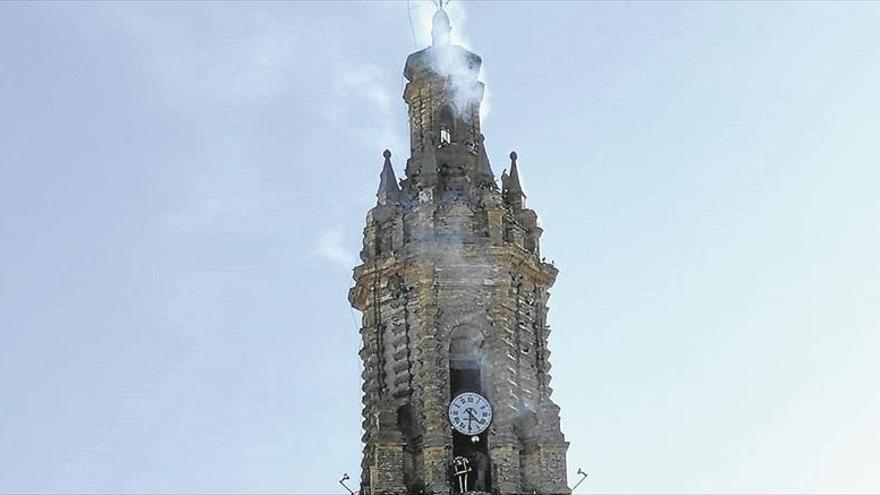 Arde la torre de la iglesia de la Asunción de Bujalance