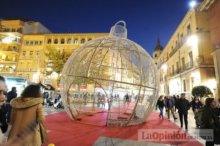 Estrellas y bolas ya brillan en las calles de Murcia