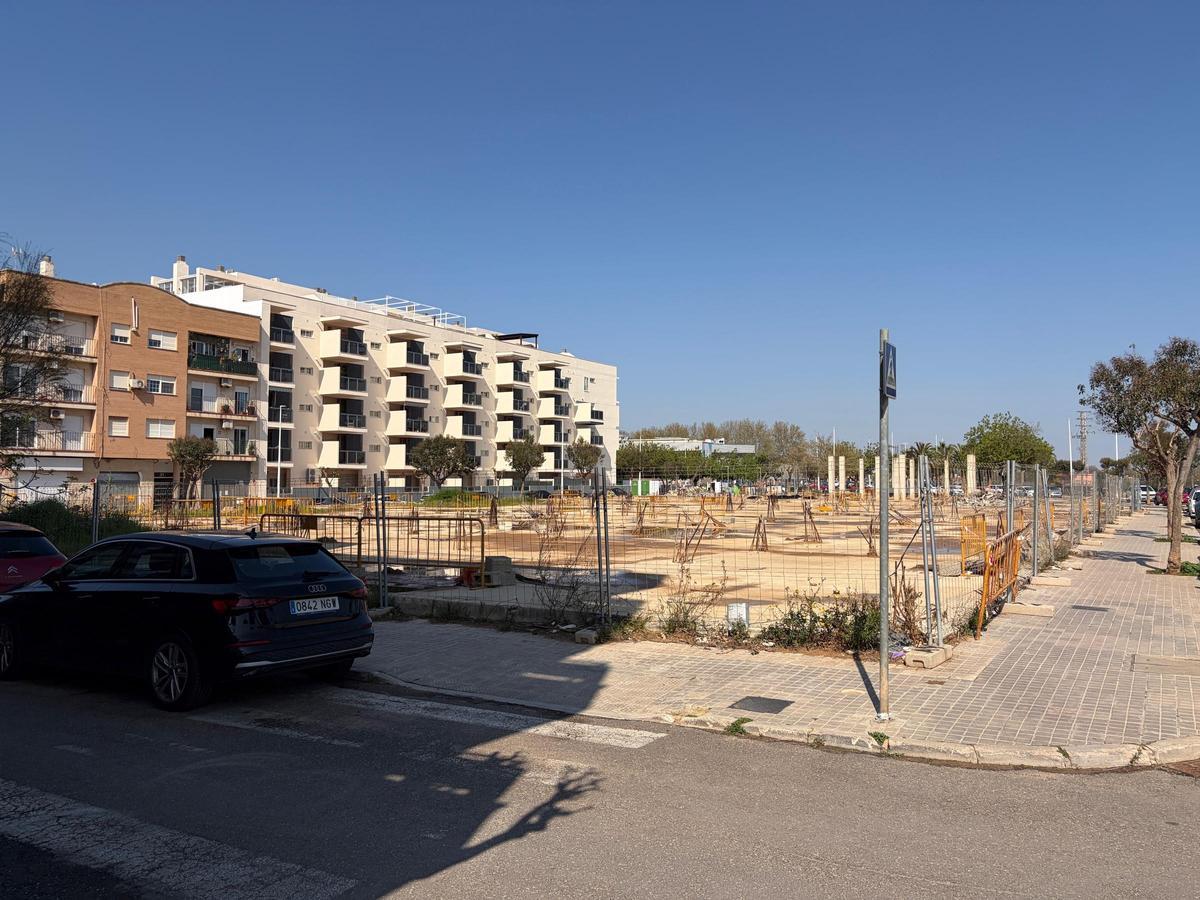 El solar que el Ayuntamiento de Catarroja ha tenido que vallar.