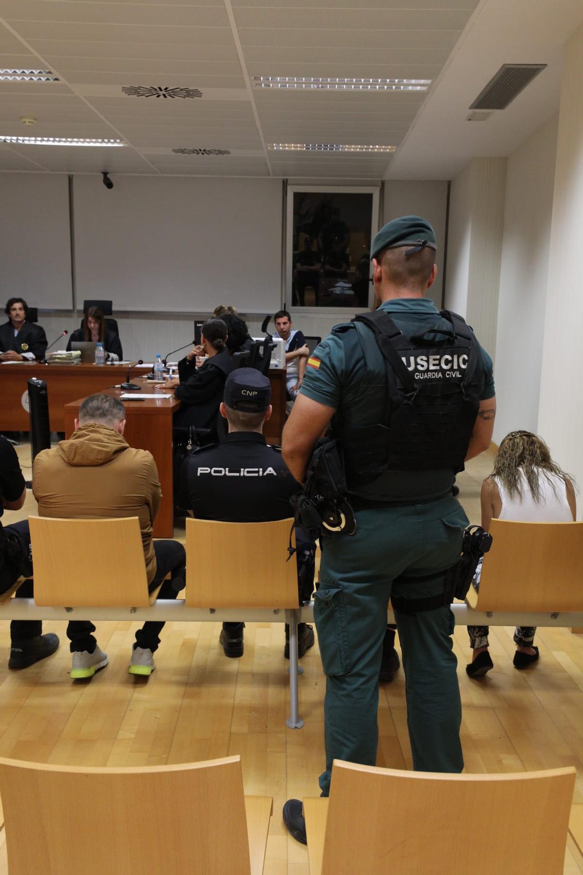 El jurado declara culpable al padrastro del bebé muerto a golpes en Elche y exculpa a la madre El jurado declara culpable al padrastro del bebé muerto a golpes en Elche y exculpa a la madre