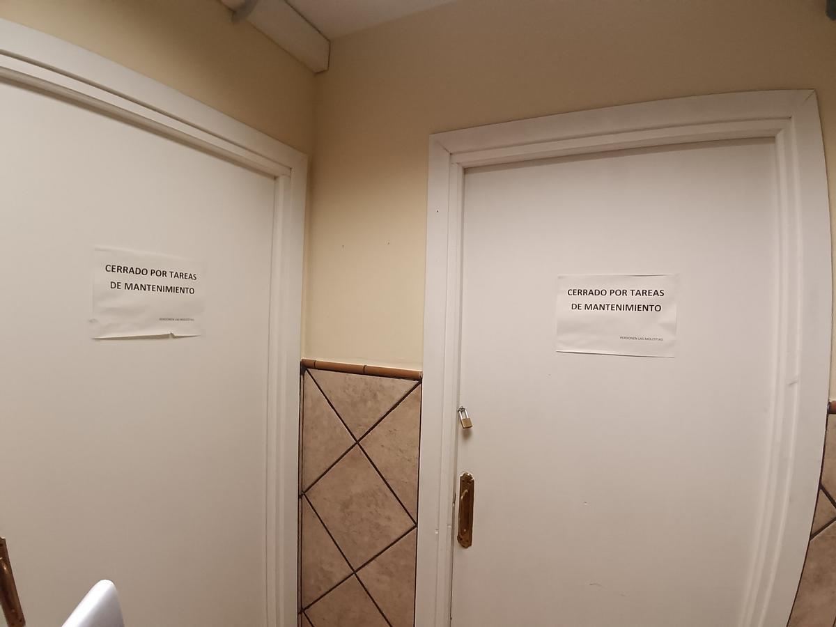 Dos de los aseos del centro deportivo del Tiro de Pichón, con carteles de cierre por reparación.