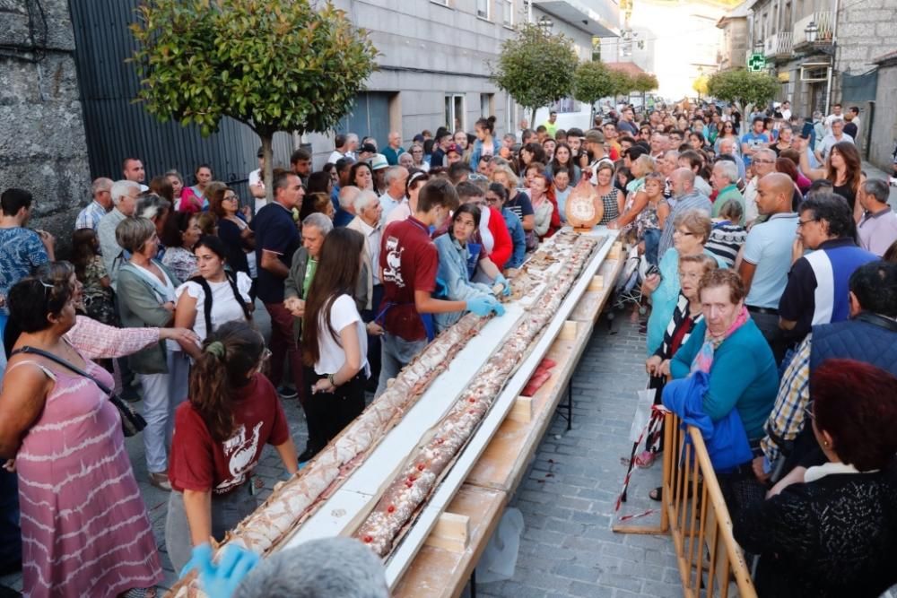 Así fue el bocadillo gigante de A Cañiza: una barra de 15 metros y una loncha de 26