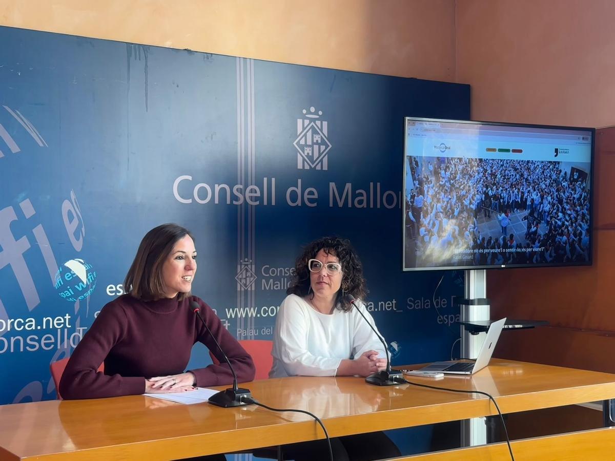 La consellera de Cultura, Antònia Roca, y la jefa del área responsable, Joana Serra