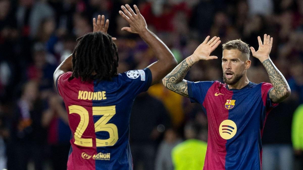 Jules Koundé celebra un gol del Barça junto a Iñigo Martínez