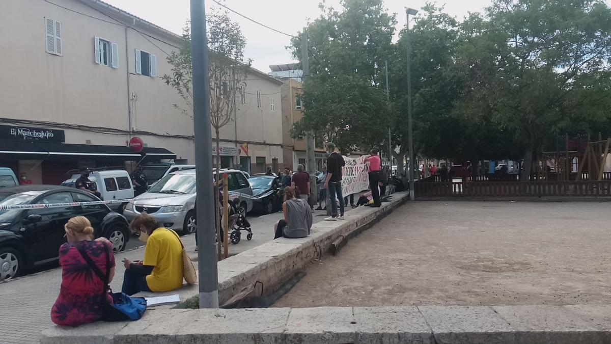 Activistas de Stop Desnonaments intentando parar el lanzamiento de la familia de Larbi.