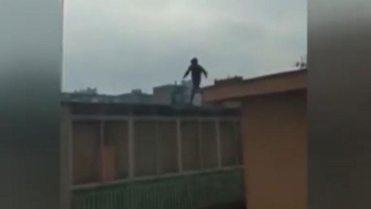 VÍDEO | Un lladre fuig de la policia saltant per les teulades a Barberà del Vallès (Barcelona)