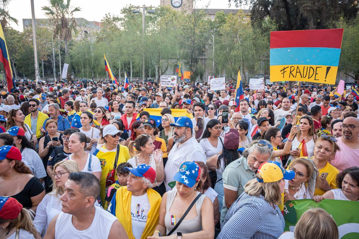 Barcelona. 03/08/2024. Internacional. Manifestación de venezolanos en Plaza Universitat por las elecciones del fin de semana pasado. AUTOR: Marc Asensio      Barcelona, Catalunya, España, Venezuela, venezolanos, manifestación, protesta, elecciones