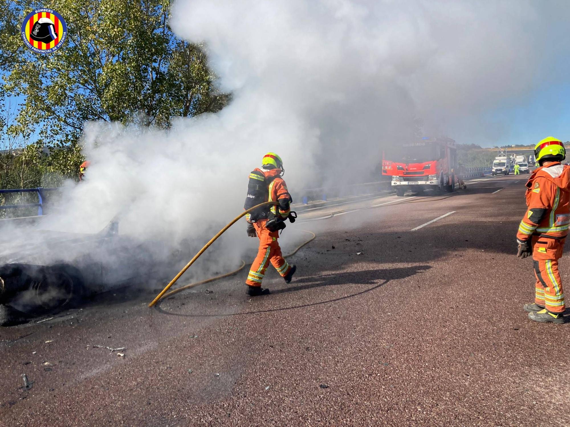 Sofocan un incendio declarado en un coche en la salida de Canals de la A-7