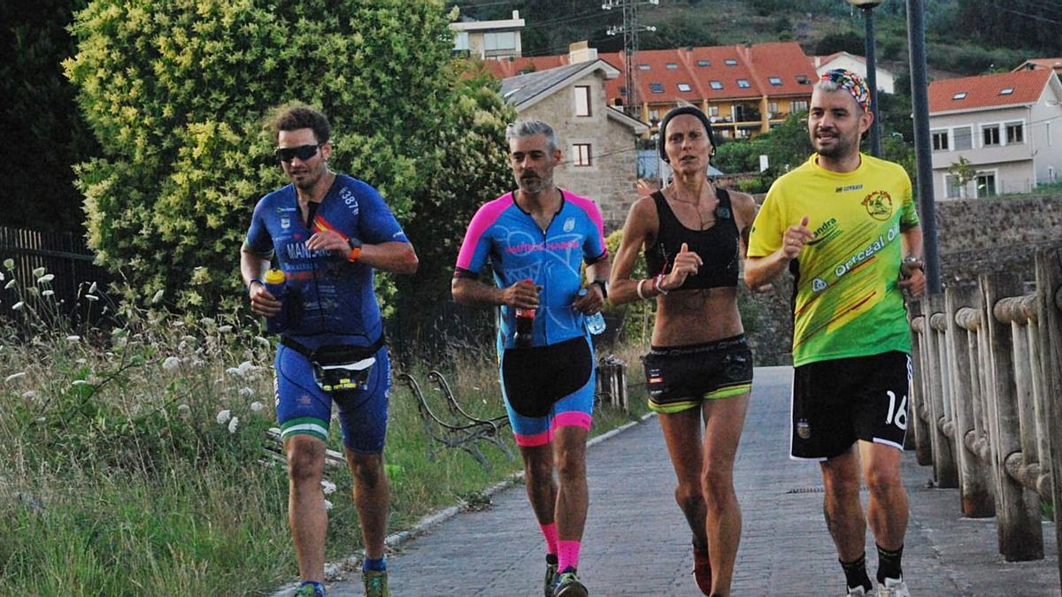 Manzano junto a otros tres deportistas en una carrera a pie en el Ironman de Narón, en La Coruña.| Cedida