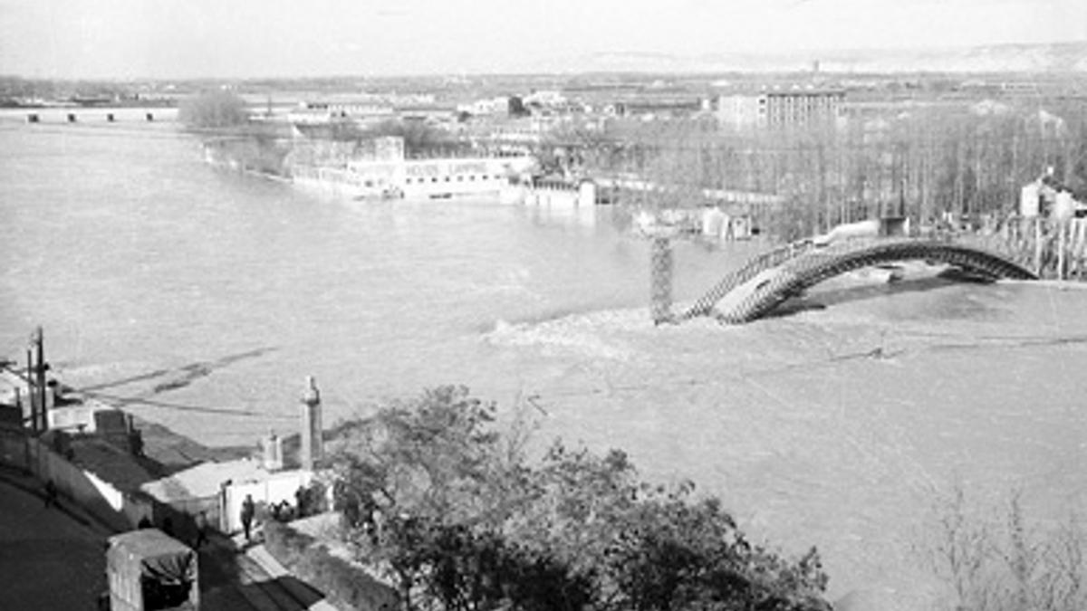Riada del Ebro y puente de Santiago en construcción en 1965