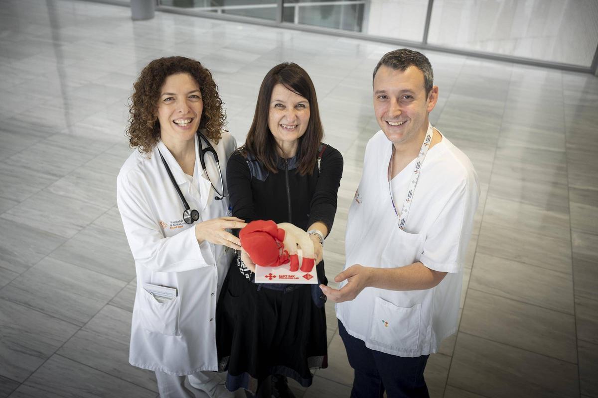 La paciente, Silvia Cabrera, entre los doctores Laura López y Manel Tauron.