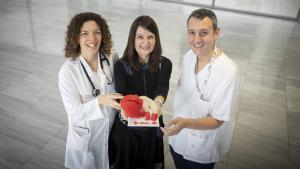La paciente, Silvia Cabrera, entre los doctores Laura López y Manel Tauron.