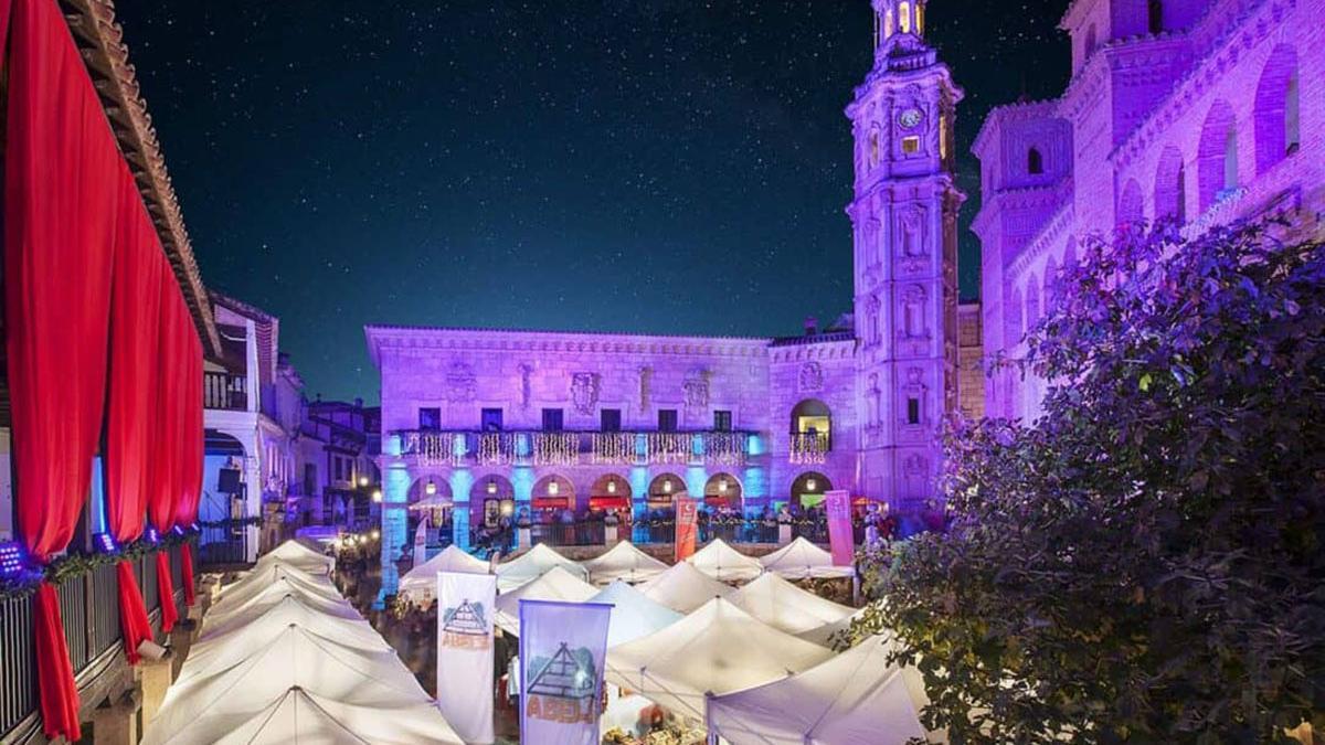 Vive el espíritu navideño en el Mercado de NAvidad del Pueblo Español.