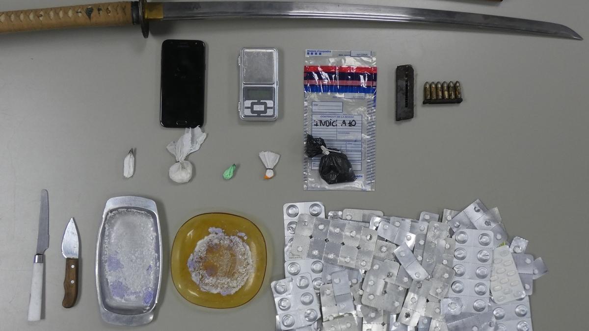 Materia que els Mossos d'Esquadra van intervenir: diverses dosis de cocaïna, substància de tall, estris per a l'elaboració i el consum de crack, armes, com ara una katana i munició d’una arma de foc