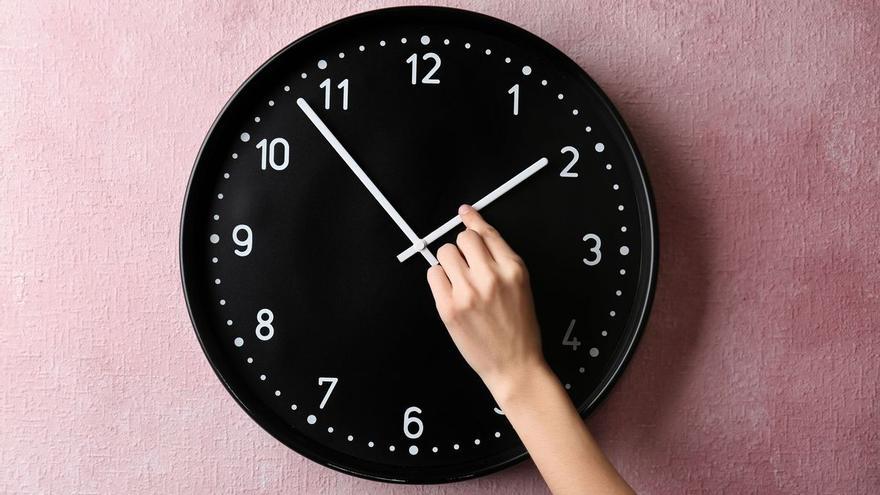 S&#039;endarrereix o s&#039;avança? Dormirem més o menys? Totes les respostes del canvi d&#039;hora