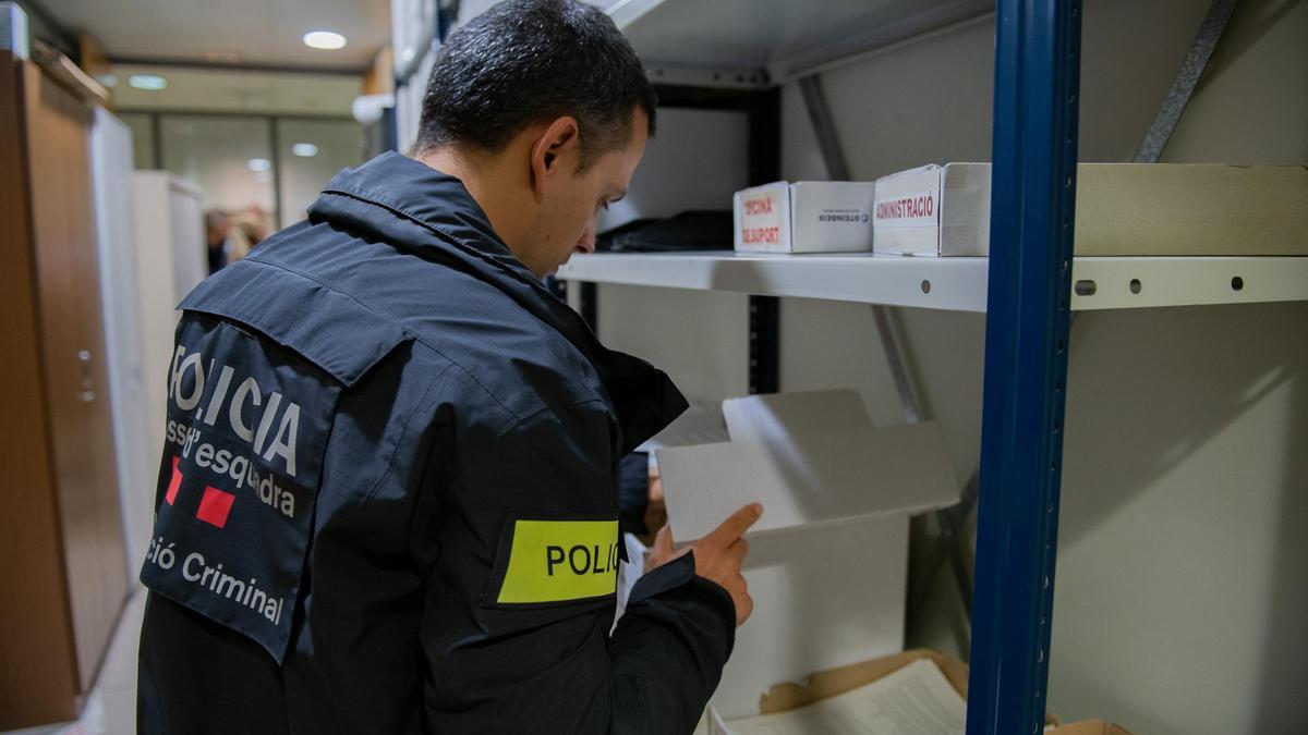 Un agente de Mossos en una investigación