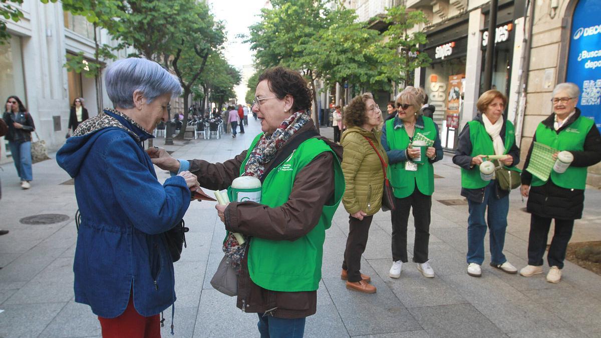 Voluntarias de AECC en la calle Paseo.