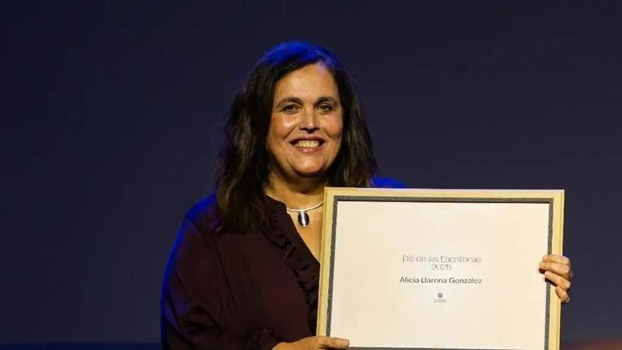 'Tiempo de ciruelos y adjetivos': todos los mundos literarios de Alicia Llarena en un solo volumen