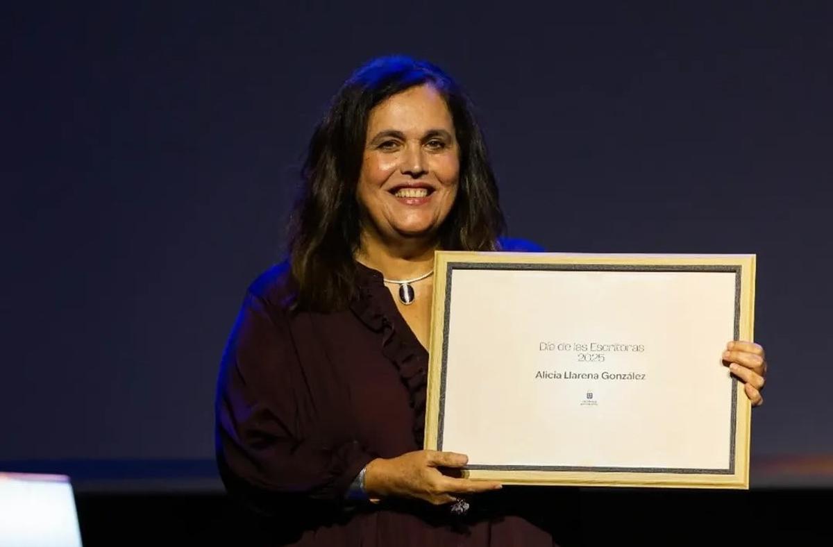 Alicia Llarena el pasado octubre en el Teatro Guiniguada como protagonista del Día de las Escritoras 2025.