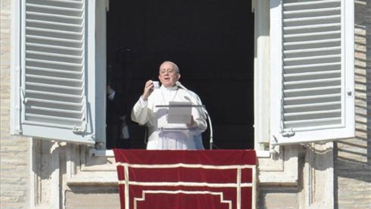 El papa Francisco muestra a los fieles una caja de 'Misericordina', este domingo, en la plaza del Vaticano.