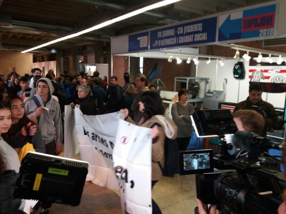 Protesta contra les Forces Armades a l'Expojove.