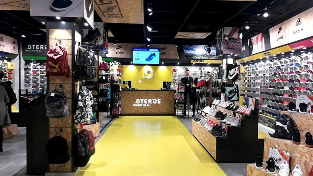 Interior de una tienda de Oteros Sport en Córdoba.