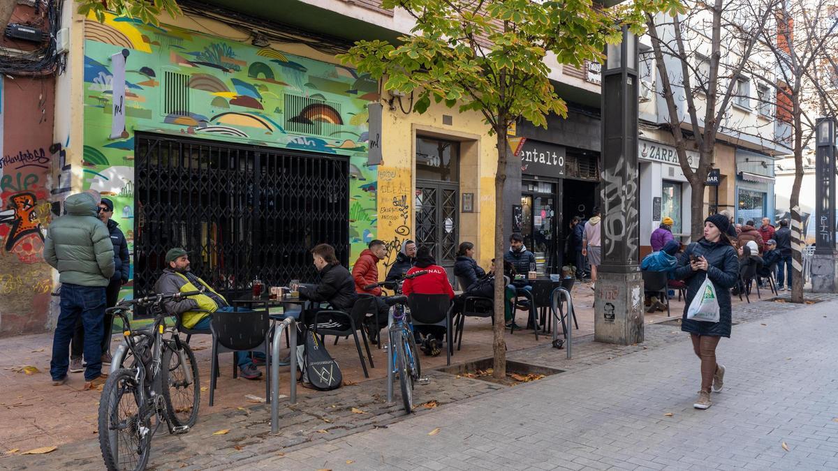 Un grupo de vecinos en la calle Mayor de Zaragoza.