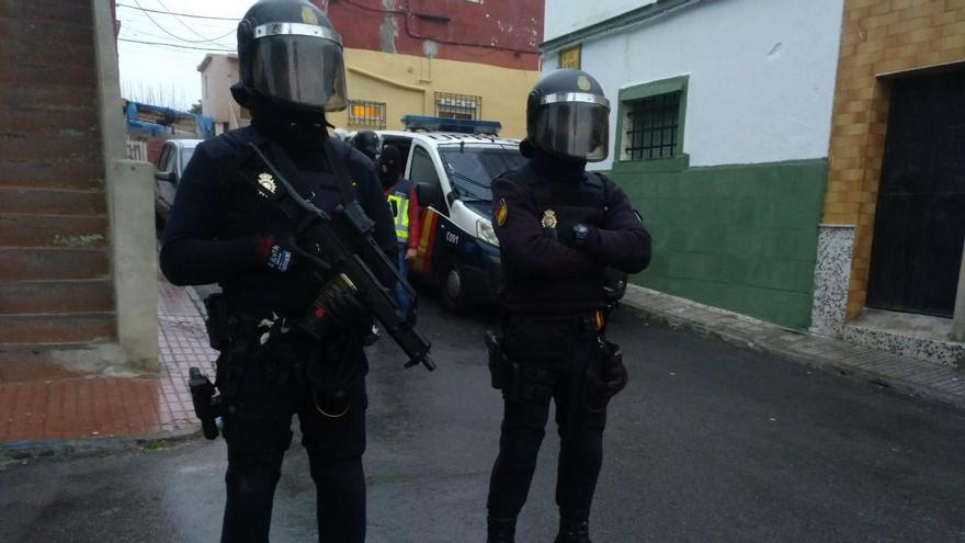 Agentes en una operación contra el narcotráfico en el Campo de Gibraltar