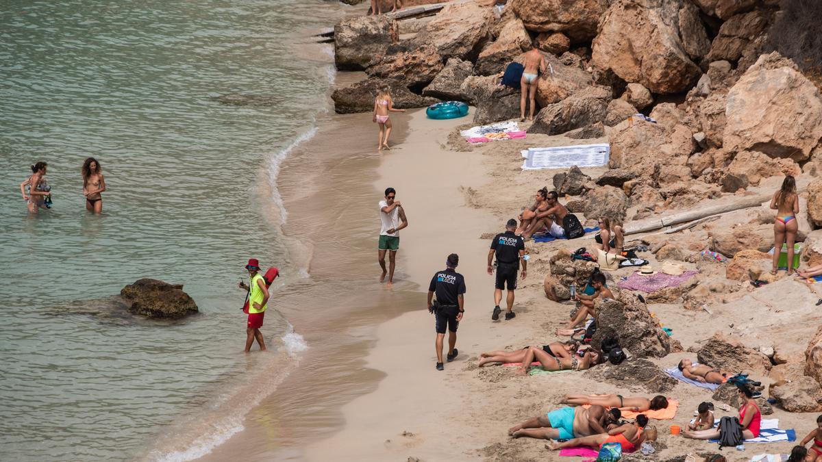 Turistas en Cala Saladeta, este verano.