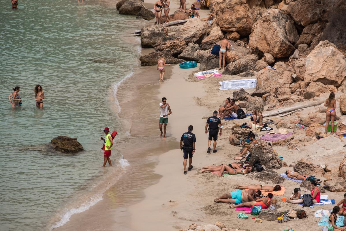 Turistas en Cala Saladeta, este verano. Zowy Voeten