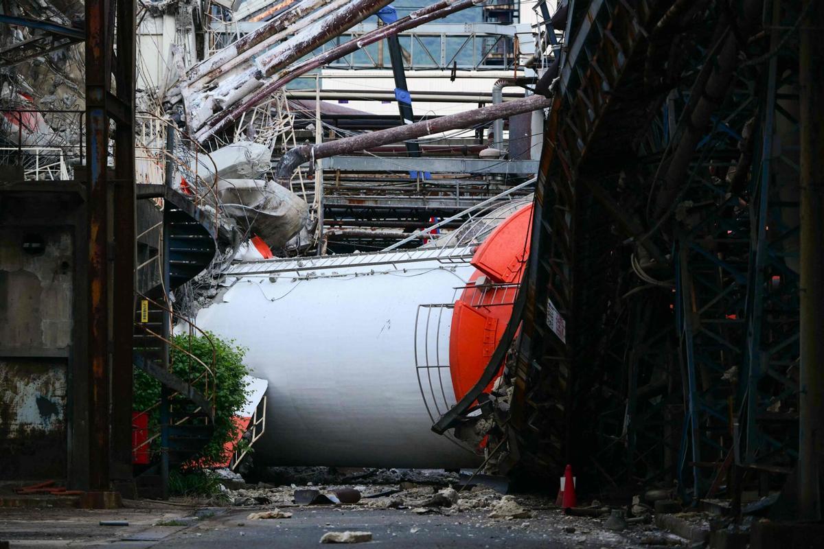 Una chimenea colapsada se ve en el Yatsushiro Mill de Nippon Paper Industries en Yatsushiro, prefectura de Kumamoto, el 29 de julio de 2026, después de que un terremoto sacudió el suroeste de Japón el día anterior. (Foto de Yuichi YAMAZAKI / AFP)