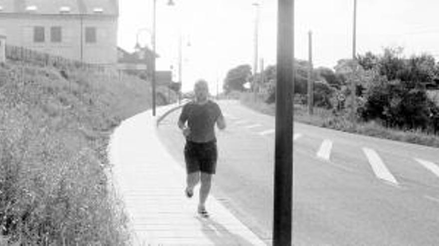 Un hombre corre por la acera a la piscina de Antromero, ya concluida.