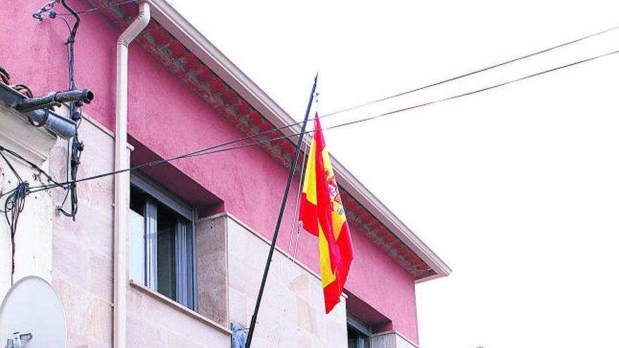 Guardias del Puesto de Fuentesaúco, a las puertas de la nueva sede.