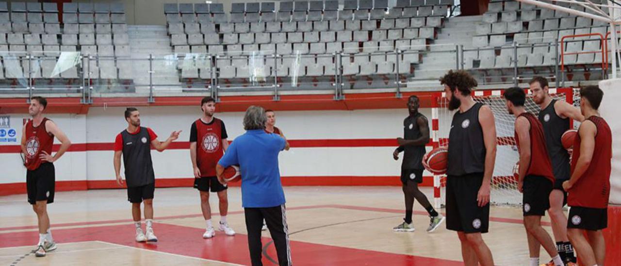 Gäcic, Barros, Bartolomé, Galán (de espaldas), Moro, Mamadou, Lucas, Navas, Morchón y Knezevic, en el inicio de la pretemporada. | Marcos León