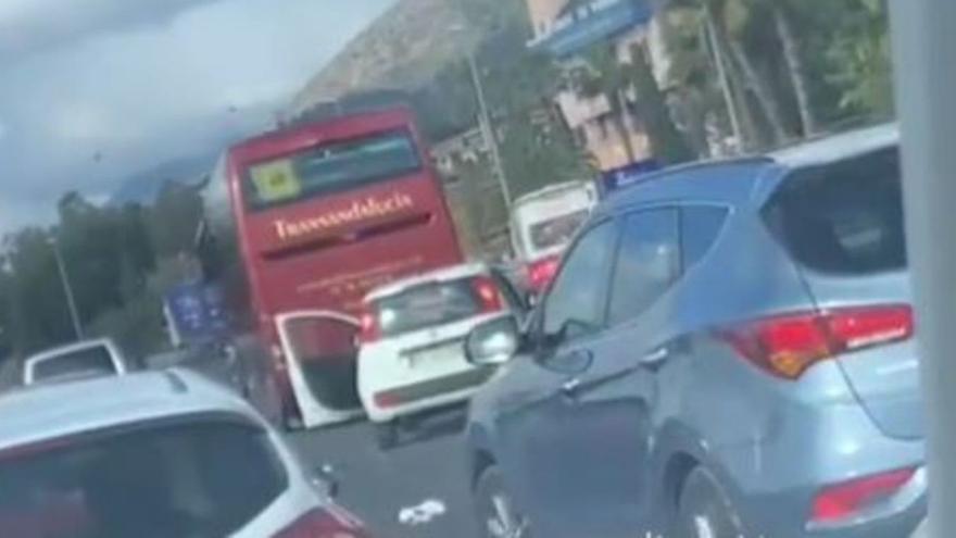 Billetes en la autovía I Una colisión entre dos coches provocó la lluvia de billetes en Marbella