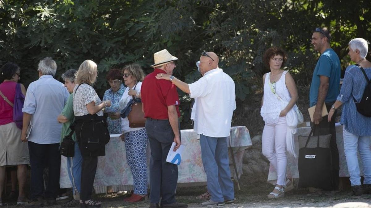 Josep Pàmies charla con uno de los asistentes al congreso 'Salud censurada', en Balaguer.