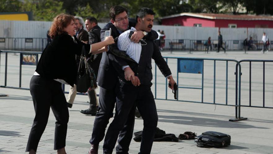 Disparan al periodista turco Can Dündar por desvelar secretos de Estado