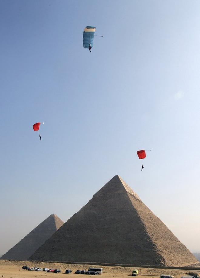 Pilotos de paramotor sobrevuelan las pirámides de Guiza durante los Egypt Air Games 2019, este martes, en Egipto.