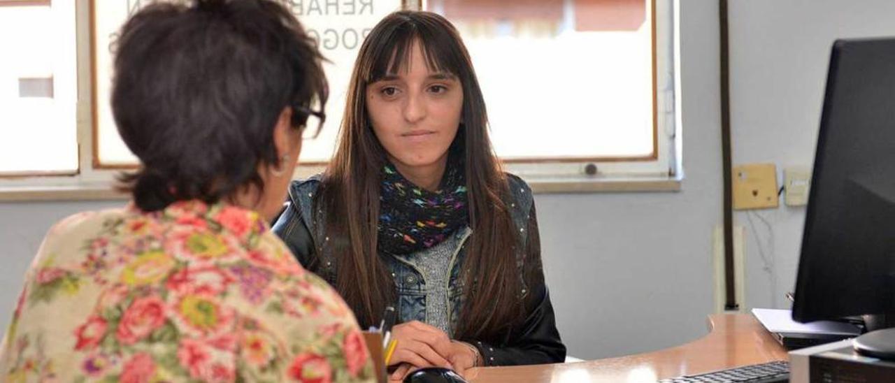 De espaldas, Margarita (nombre ficticio) conversa con Lucía Fernández, trabajadora social del centro terapéutico RED, en Mieres.