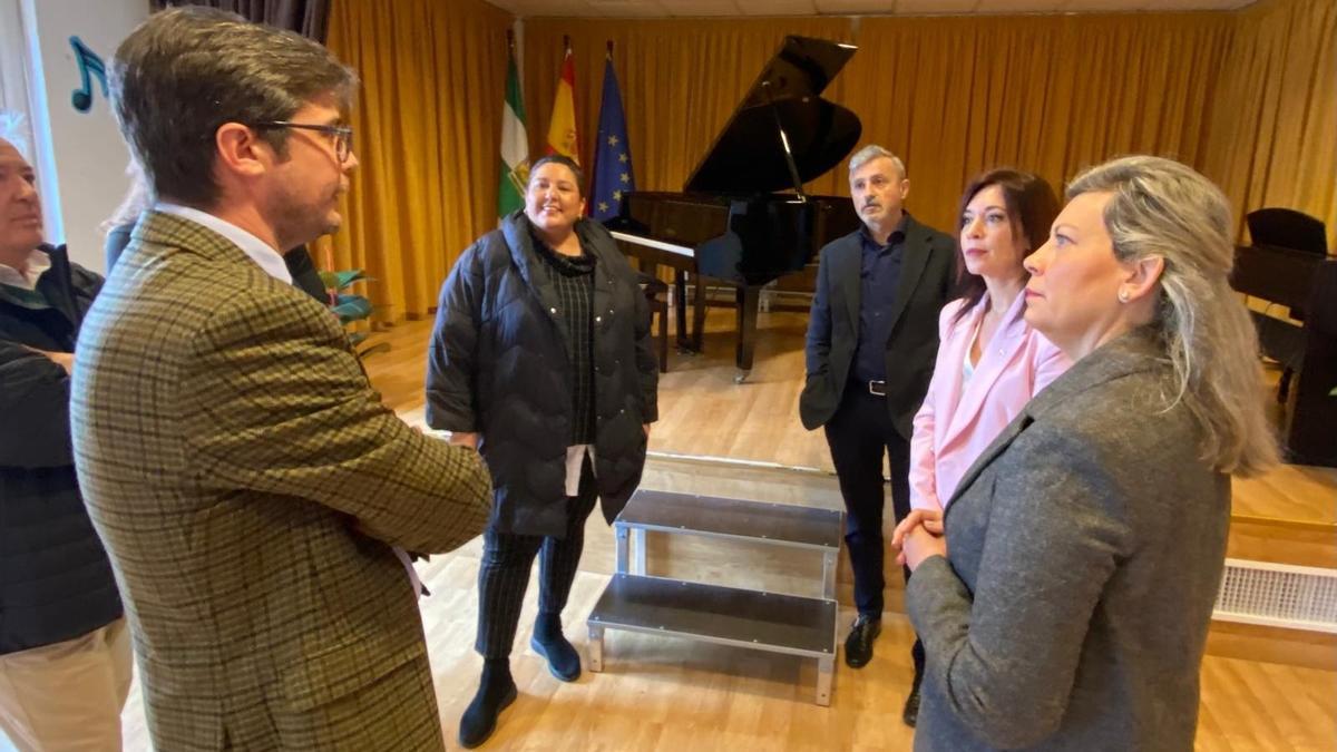 El delegado territorial de Educación, Diego Copé, ha visitado el conservatorio de Montoro acompañado de su directora, Elena Pomares, y la alcaldesa de Montoro, Mª Dolores Amo.