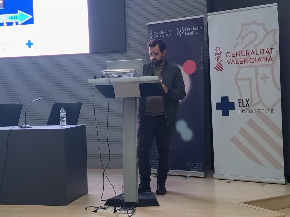 Antonio Galiana desarrollando su ponencia durante las jornadas celebradas en el Hospital General de Elche