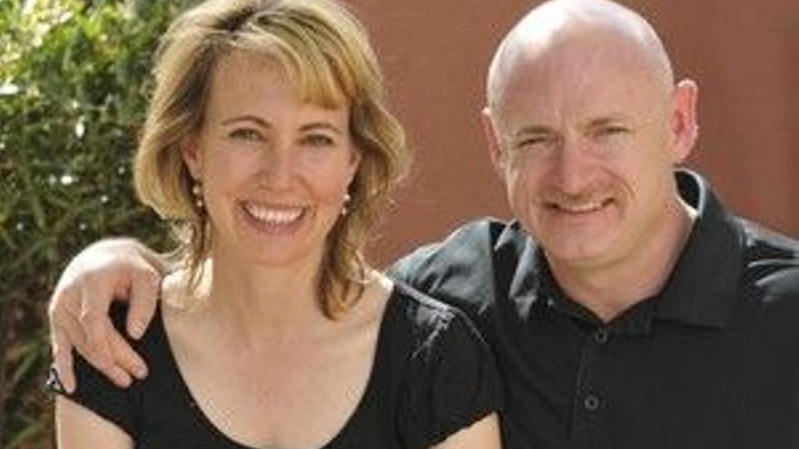 El marido de la congresista Gabrielle Giffords deja la Nasa para cuidarla