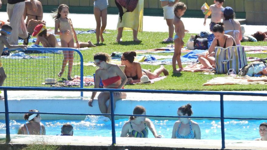 Las piscinas públicas de Oira, el remanso para conseguir superar la ola de calor. | // FERNANDO CASANOVA